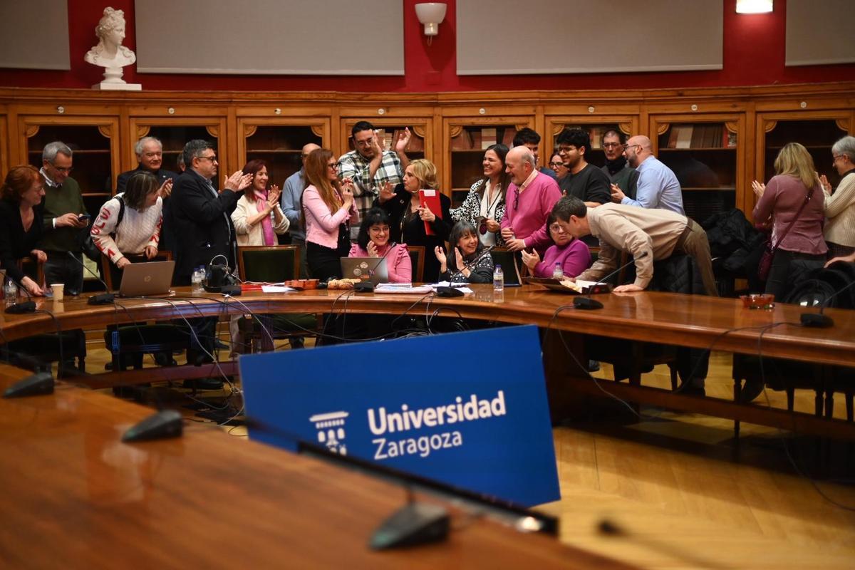 Rosa Bolea, junto a su equipo, siguiendo las elecciones