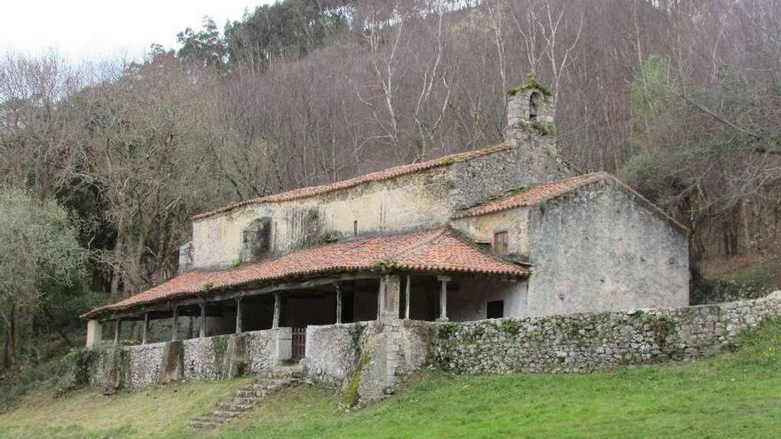 La iglesia de San Emeterio, en Pimiango, en una imagen tomada ayer.