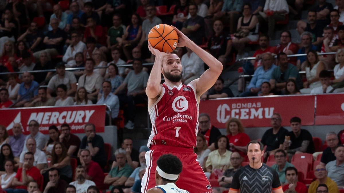 Miguel González lanza a canasta en el duelo del pasado martes contra el Valencia Basket.