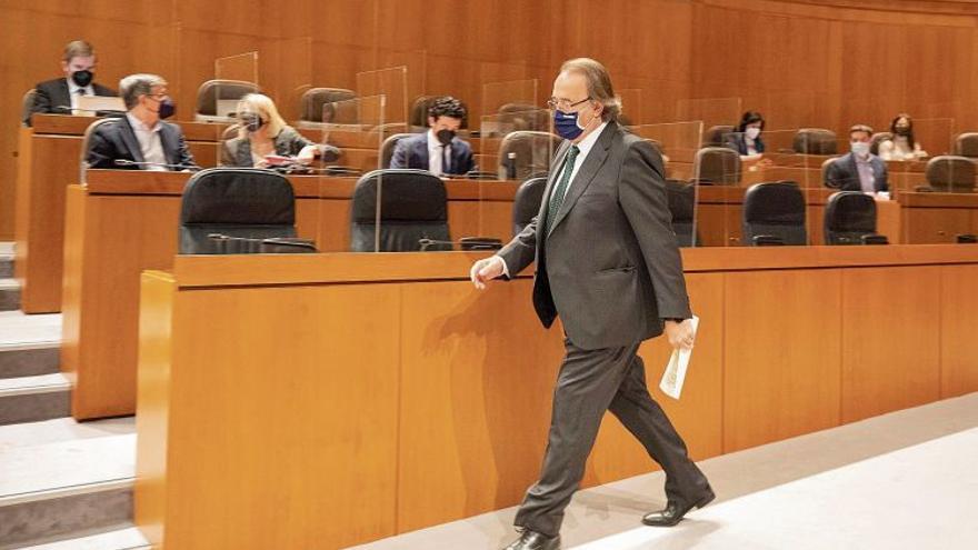 El consejero de Hacienda del Gobierno de Aragón, Carlos Pérez Anadón, en un pleno.