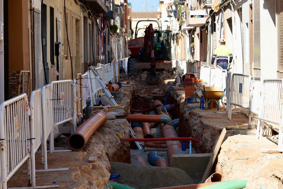 Una máquina trabaja en uno de los viales.