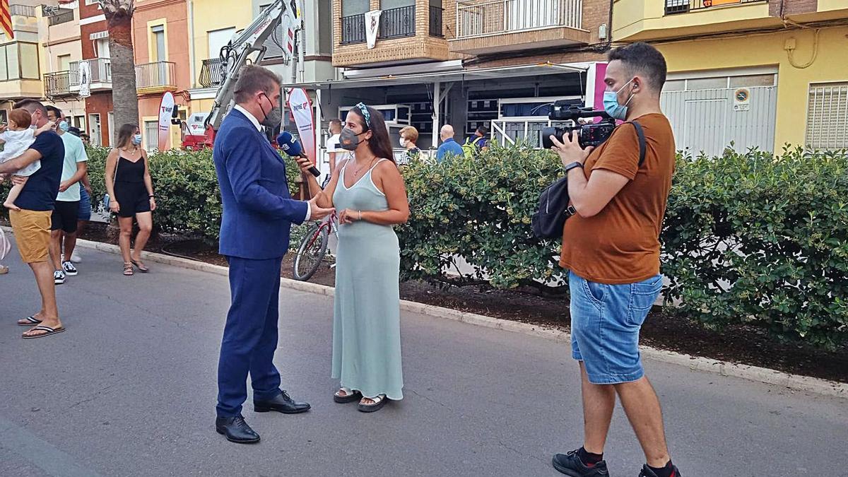 Sandra Segarra entrevista al concejal de Agricultura de Nules, César Estañol, en la inauguración de la feria