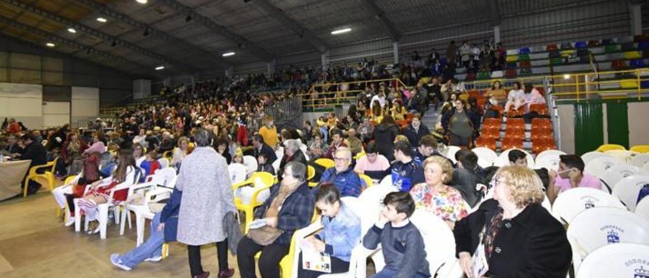 El pabellón polideportivo de Monte da Vila en uno de los festivales de comparsas. |   //  FDV