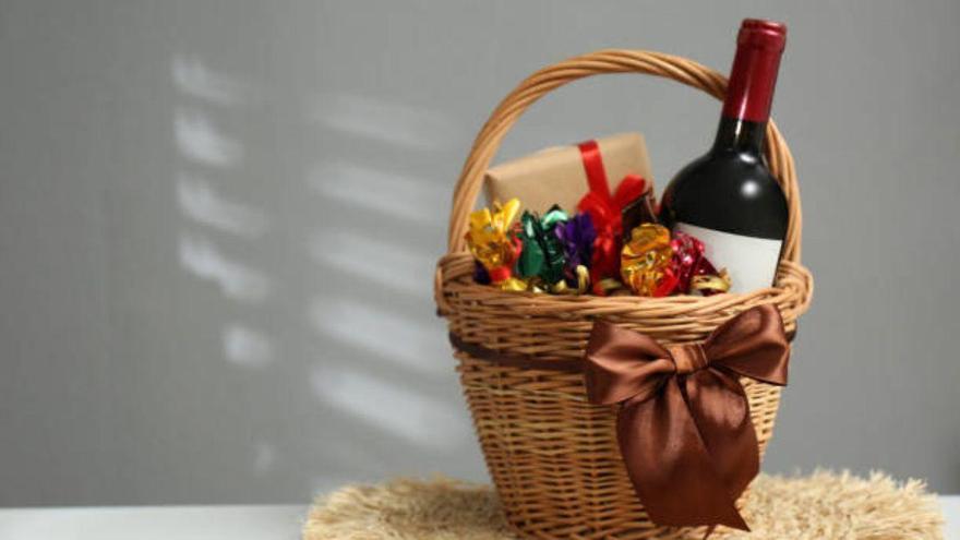 Una empleada de Inditex muestra lo que contiene las cestas de Navidad: así es el regalo a sus trabajadores