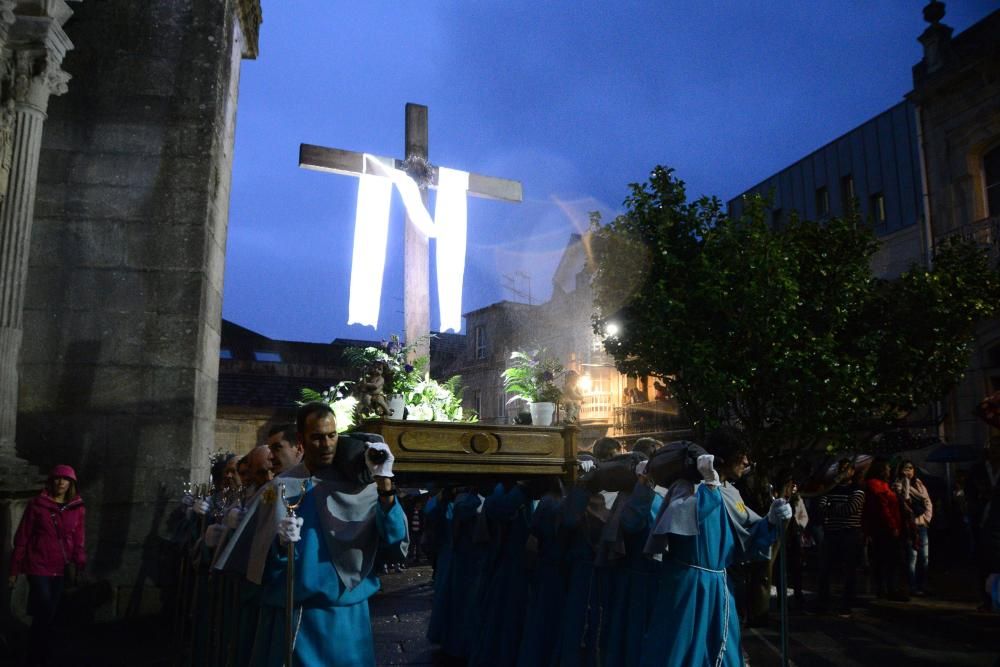 Recreacion de la Semana Santa de Cangas para el encuentro de cofradias que tuvo que ser acortado por las lluvias