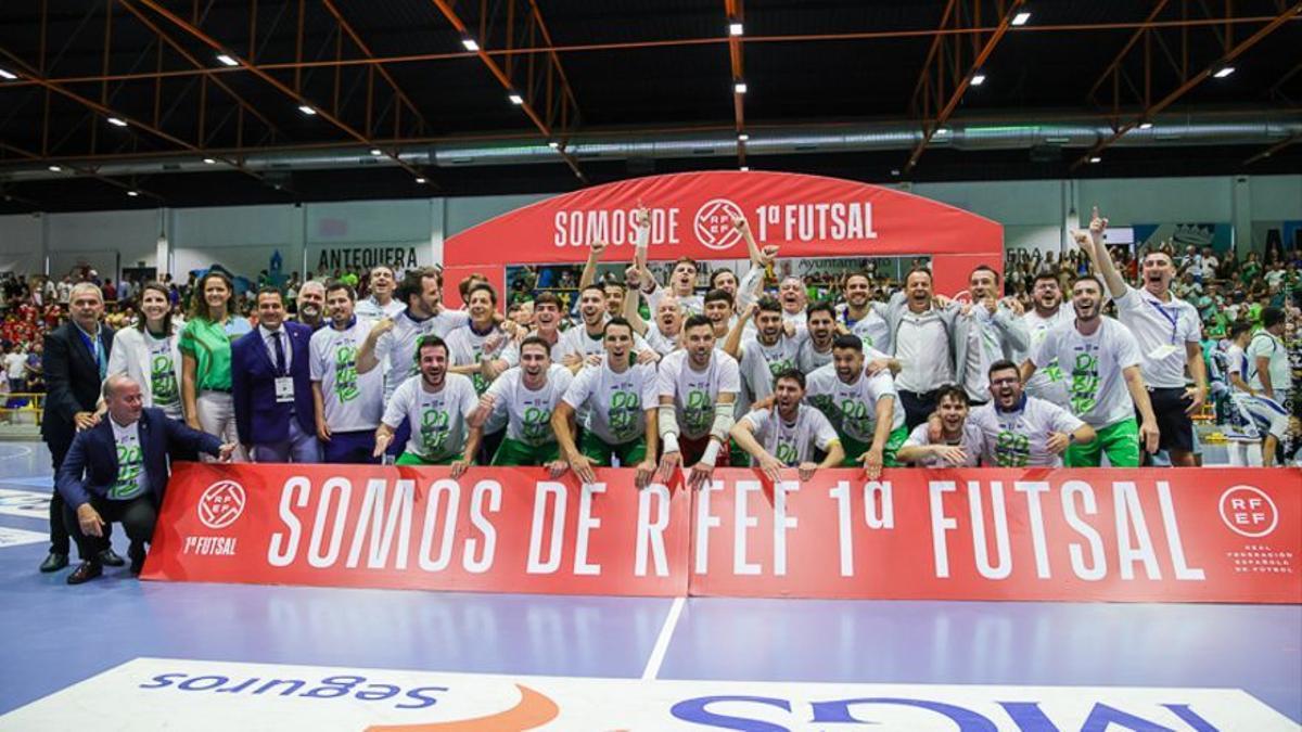 El BeSoccer UMA Antequera celebrando el ascenso a Primera División.