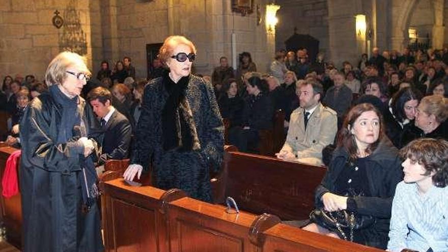 Su viuda, Rita (c.), en la iglesia de Santo Domingo. // Iñaki Osorio