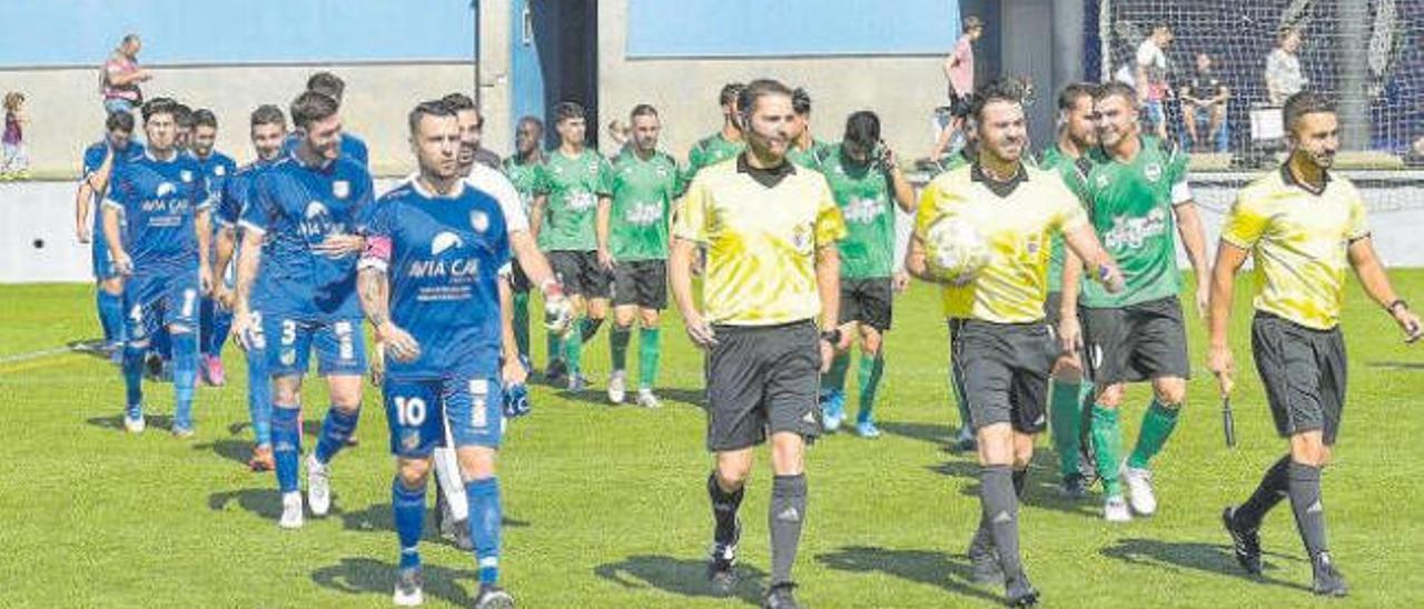 El San Fernando sale al campo, con Javi Navarro en primer término, en su partido contra el Atlético Paso de esta temporada.