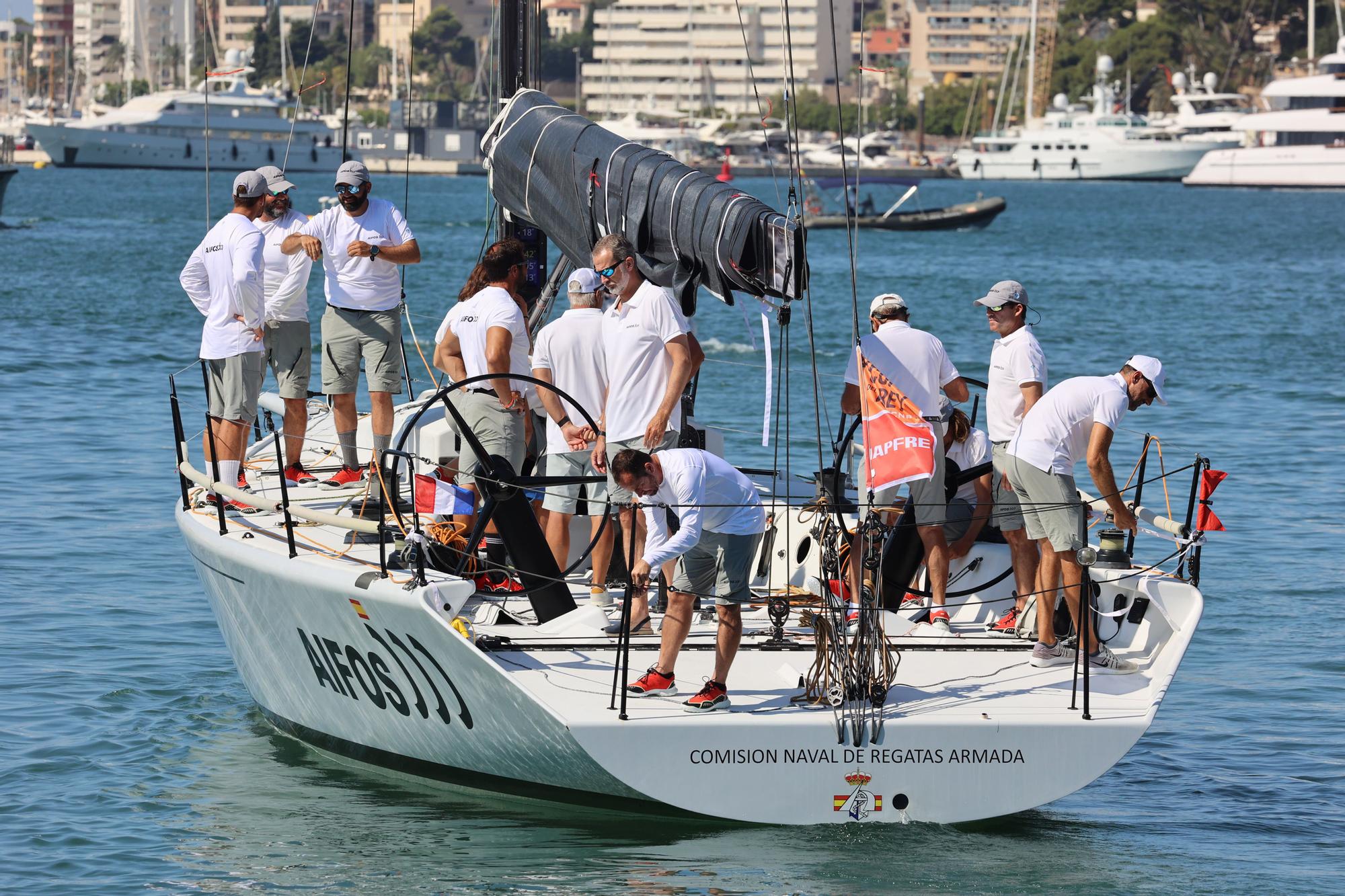 El Rey preside un tributo a la Armada por competir 40 años en la Copa del Rey