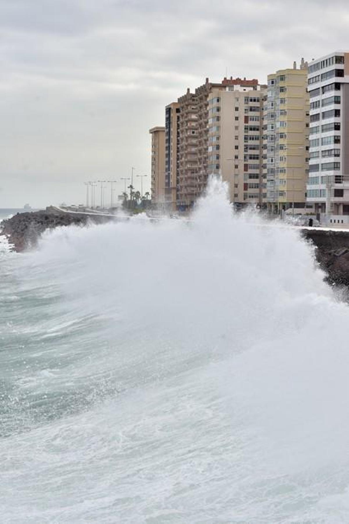 02-02-2019 LAS PALMAS DE GRAN CANARIA. Alerta por mala mar. Oleaje en la avenida marítima. Fotógrafo: ANDRES CRUZ