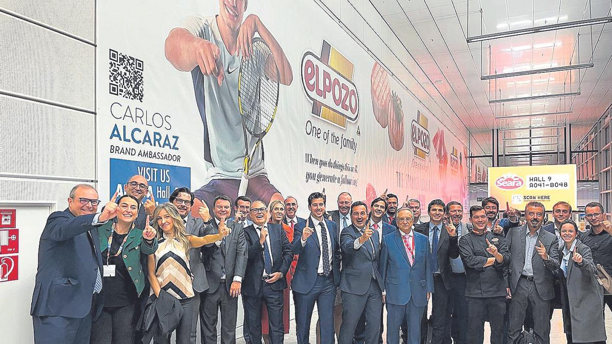 El equipo comercial de ElPozo Alimentación frente a la entrada del recinto ferial con la imagen del embajador de marca de la compañía, Carlos Alcaraz.