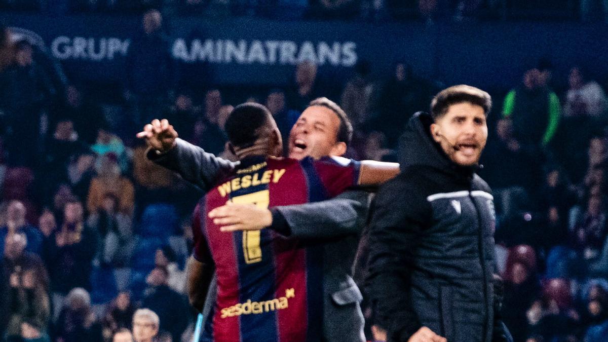 Wesley se abraza con Javi Calleja tras anotar el gol de la remontada