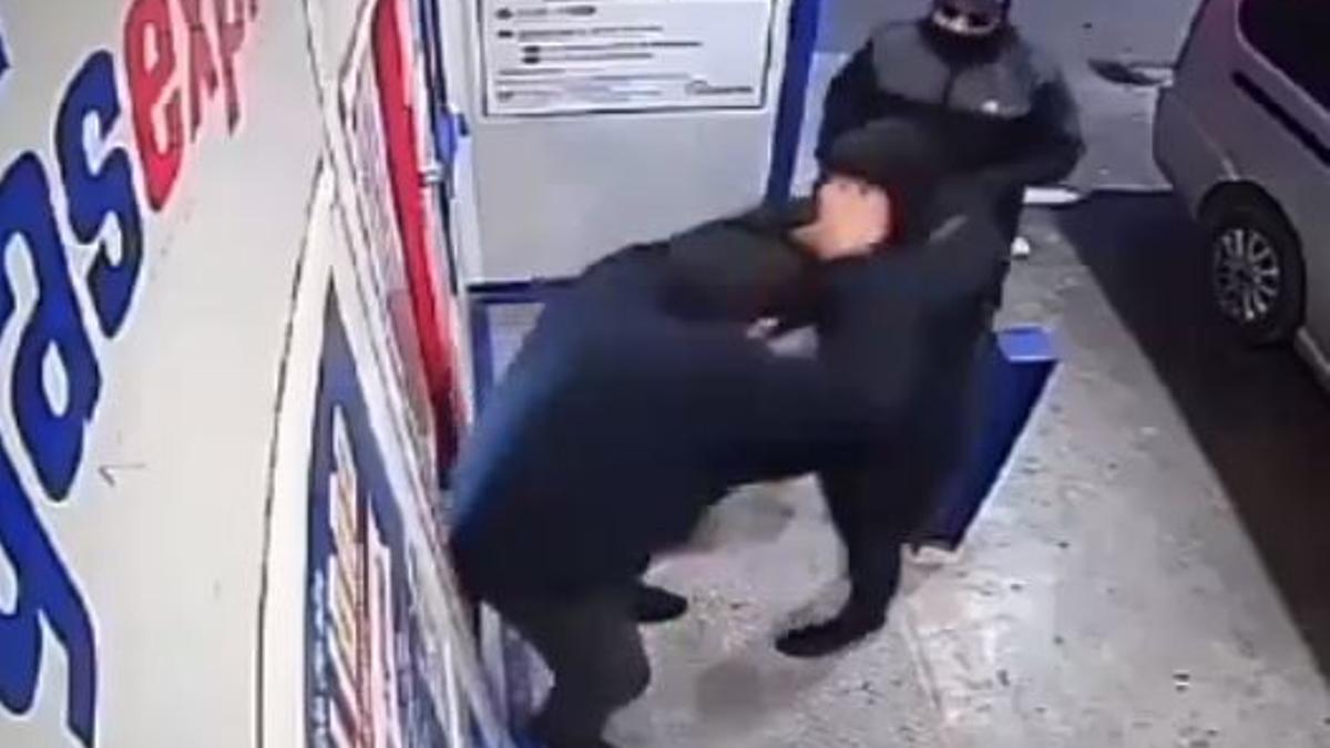 Captura del vídeo donde se puede ver la agresión a la víctima.