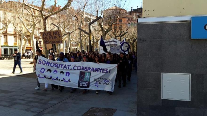 Més de 2.000  dones es manifesten a Olot