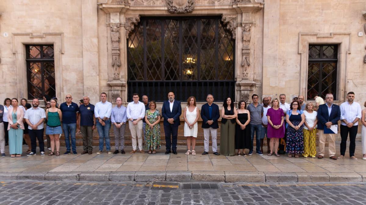 Palma guarda un minuto de silencio por las víctimas del incendio de Los Gallardos
