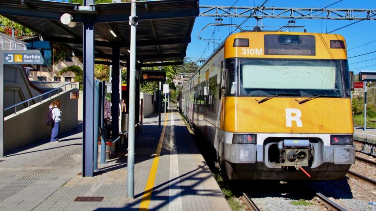 Un tren s'atura a l'estació de Centelles per recollir passatge