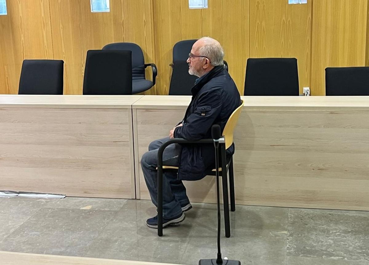 Emilio Pérez Vilarchao, sentado ante el tribunal.