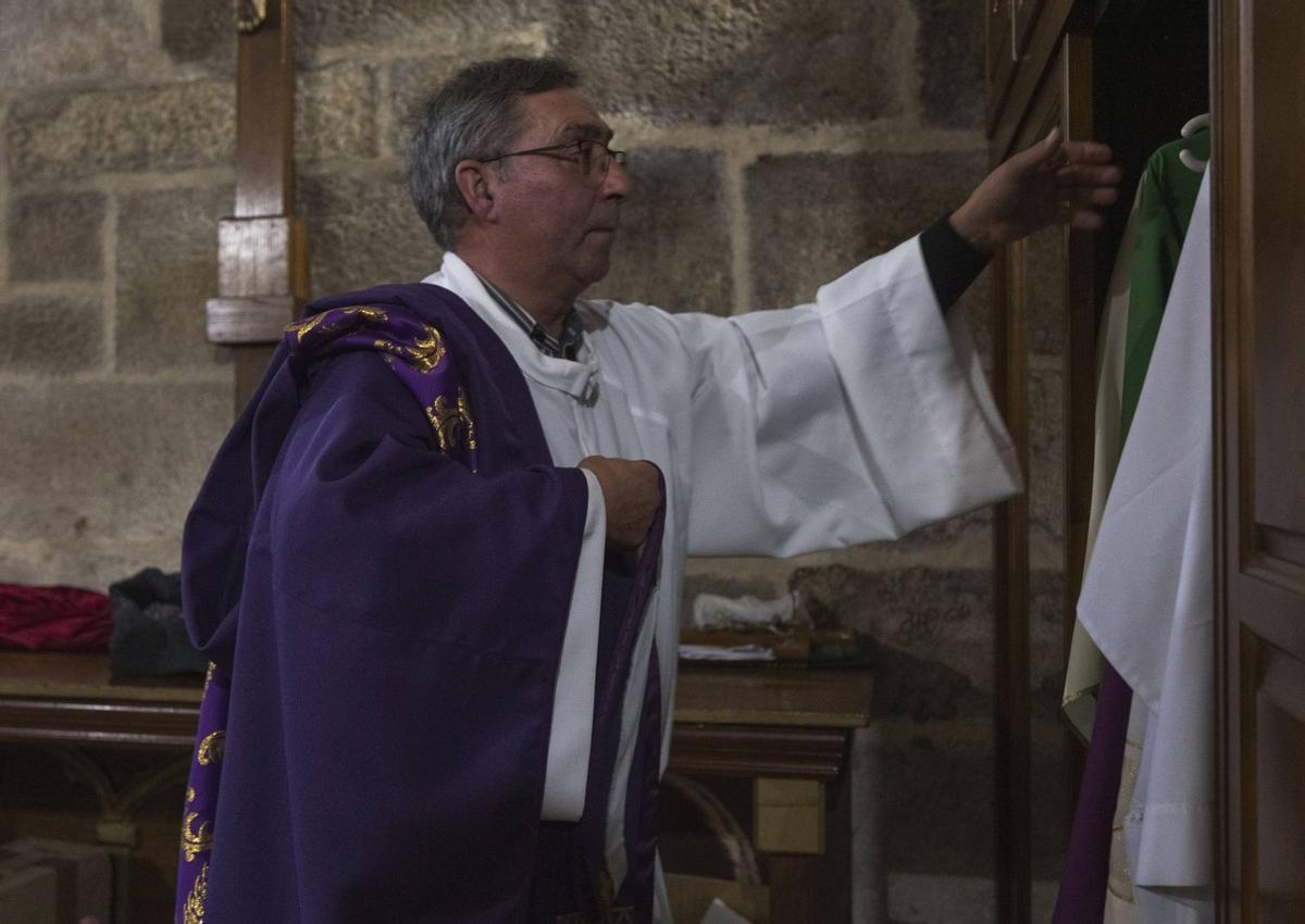 Tomás Delgado, vistiéndose con la ropa sacerdotal, en la sacristía de la iglesia de Xinzo.