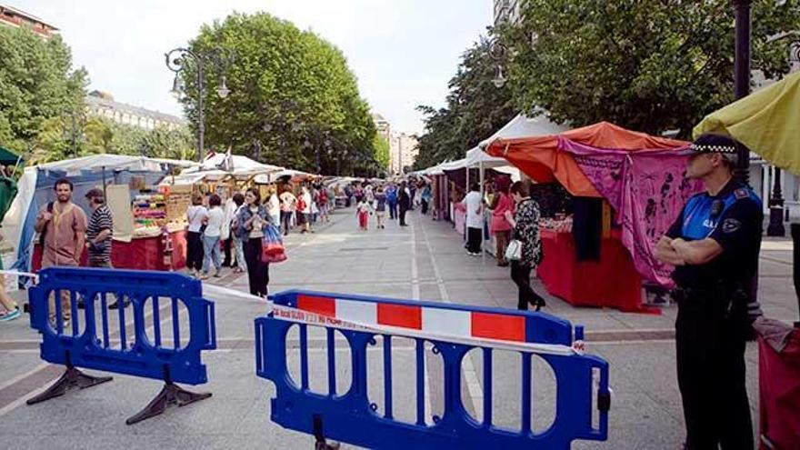 La Policía Local precinta un mercado en el paseo de Begoña de Gijón