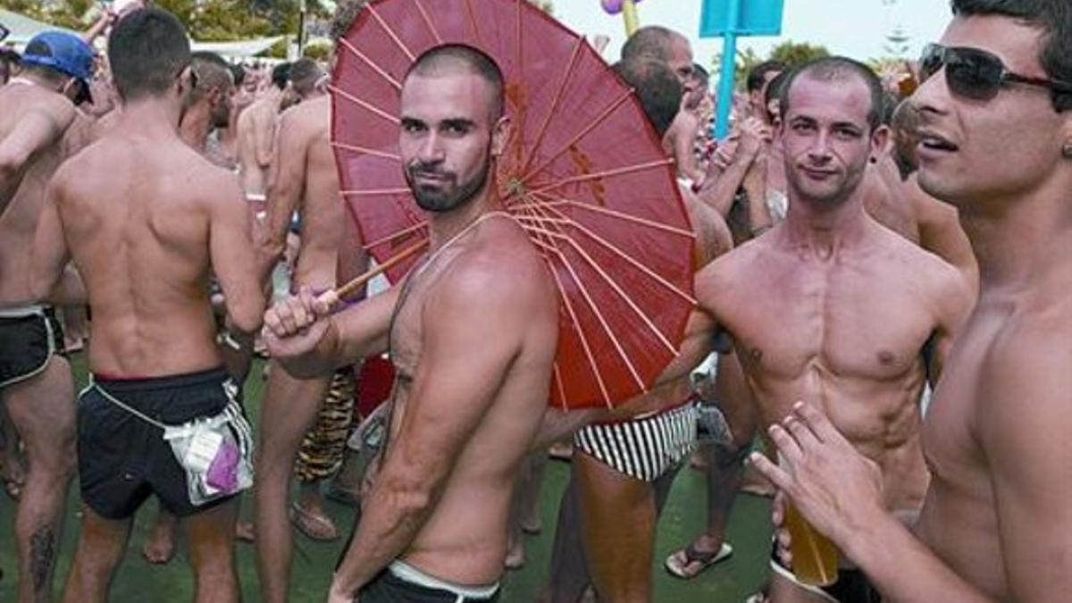 Ambiente  Un grupo de hombres baila junto a la piscina de olas de Illa Fantasia, ayer.