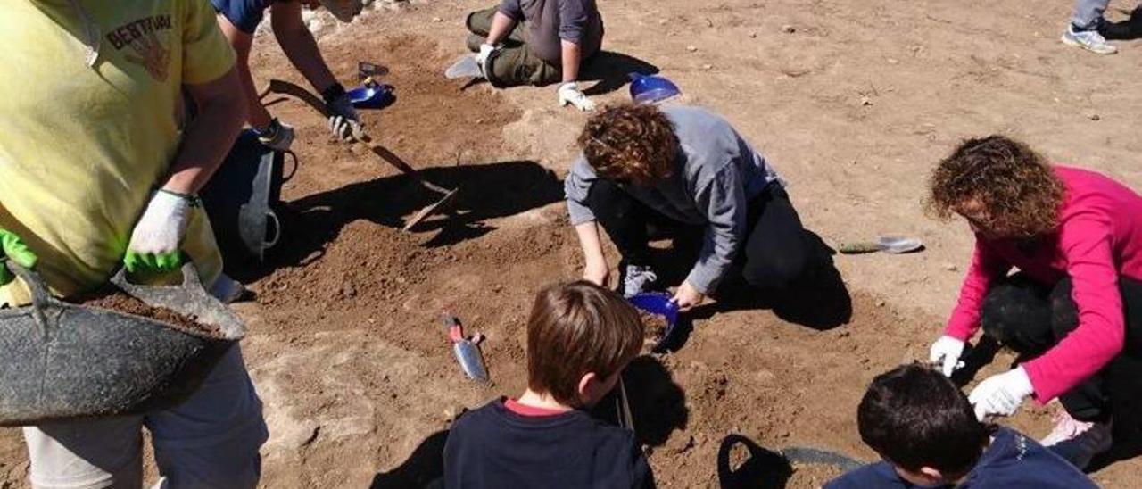 Se han retirado sacos de piedras de la muralla que en realidad no pertenecían a la construcción.