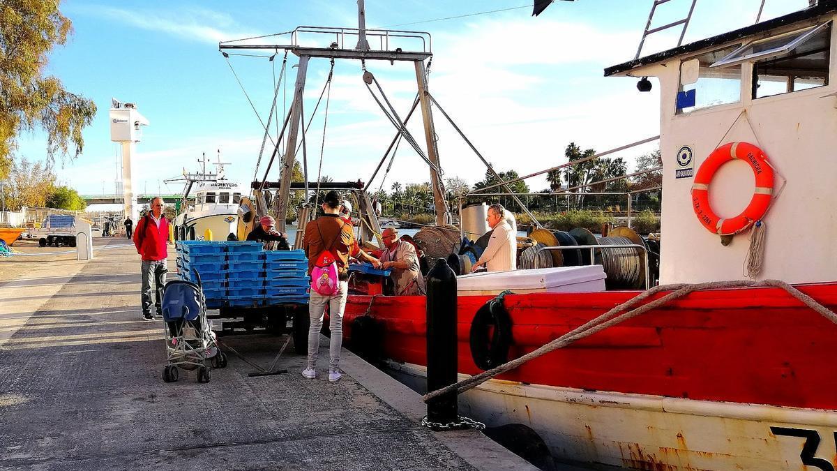 Un vaixell pesquer descarta en el port de Cullera en una imatge d’arxiu