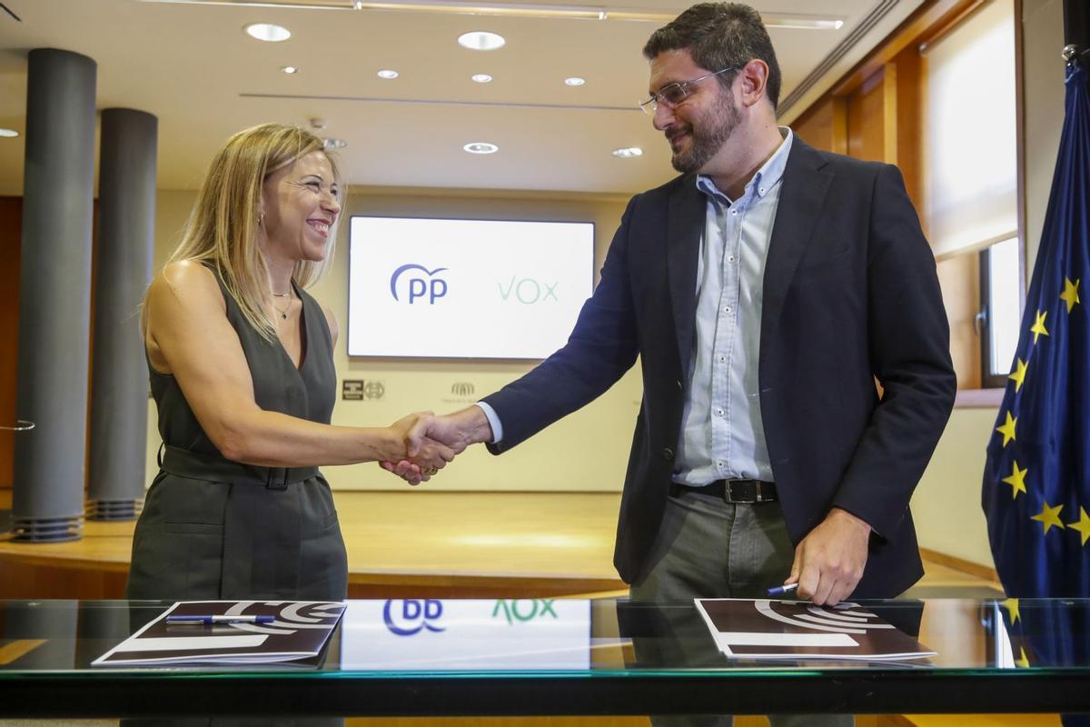 Ana Alós, portavoz parlamentaria del PP en 2023, y Alejandro Nolasco, portavoz de Vox, tras firmar el acuerdo para la gobernabilidad.