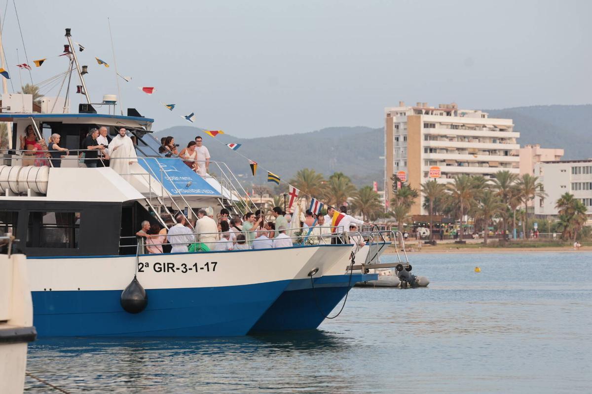 Imágenes de la procesión en honor a la Virgen del Carmen en Sant Antoni