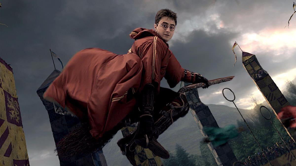 Harry Potter en un fotograma de 'El Cáliz de Fuego, jugando a 'quidditch'.