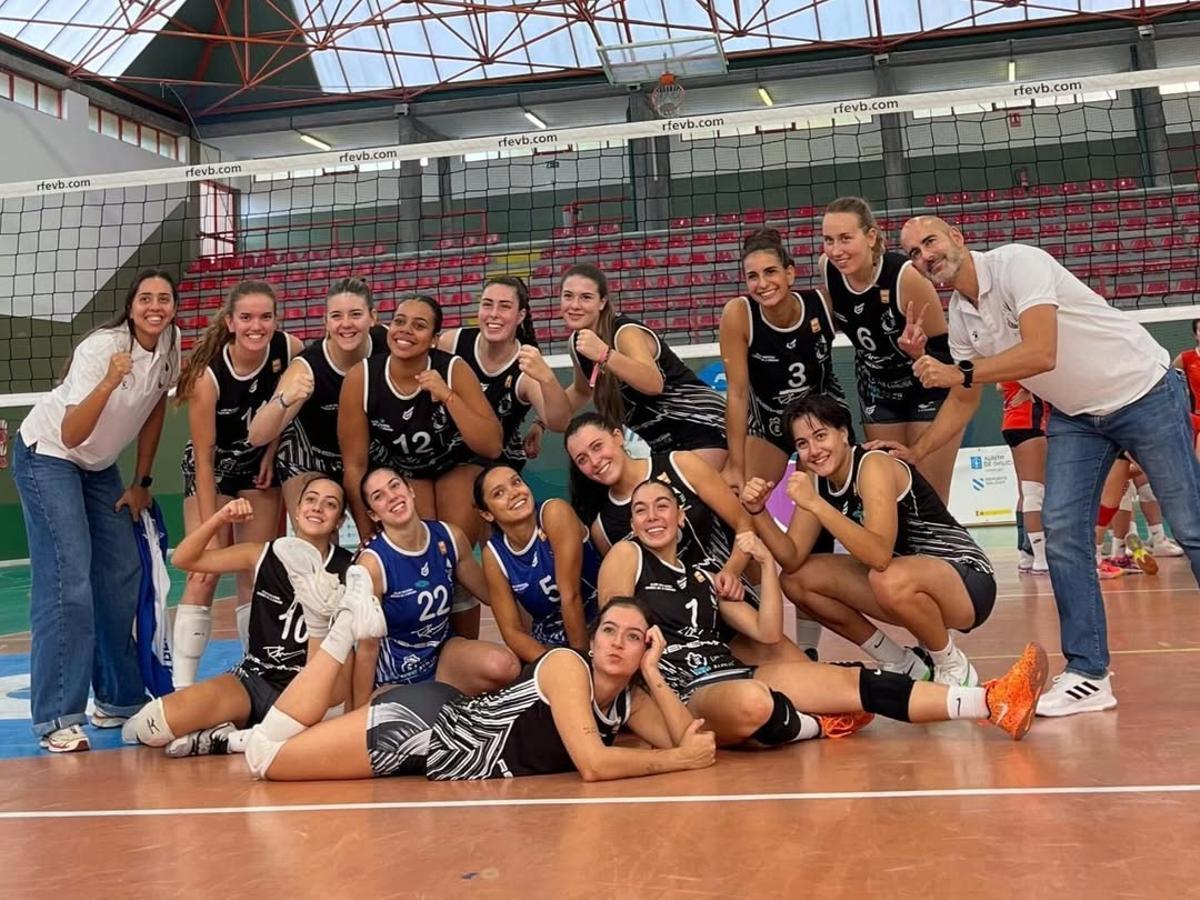 La plantilla del CV Ciudad A Coruña celebra un triunfo.