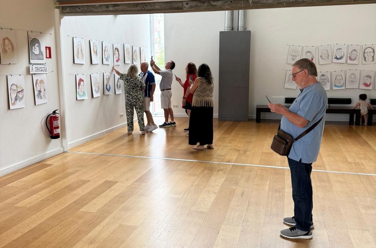 Varios dos asistentes ao acto inaugural da exposición no Museo Man.