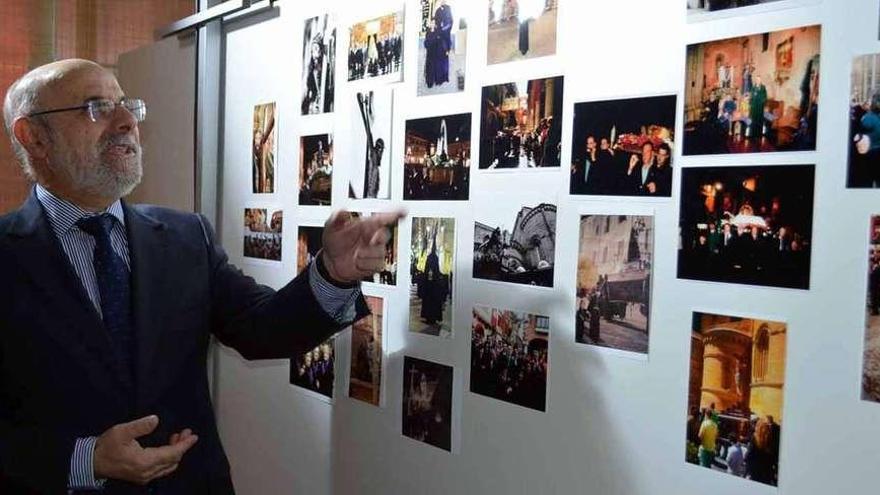 El presidente de la Junta Pro Semana Santa muestra algunas de las obras presentadas al concurso de fotografías.