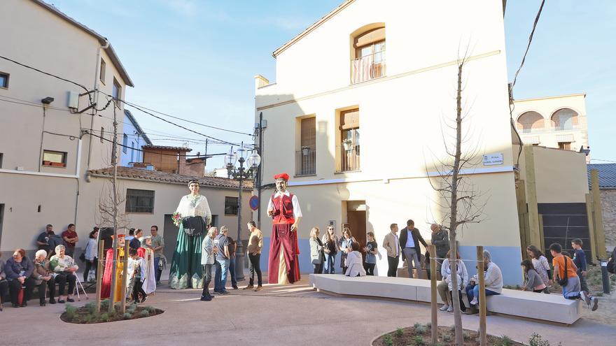 Cardona estrena la renovada plaça de la Coromina, que ha triplicat la dimensió