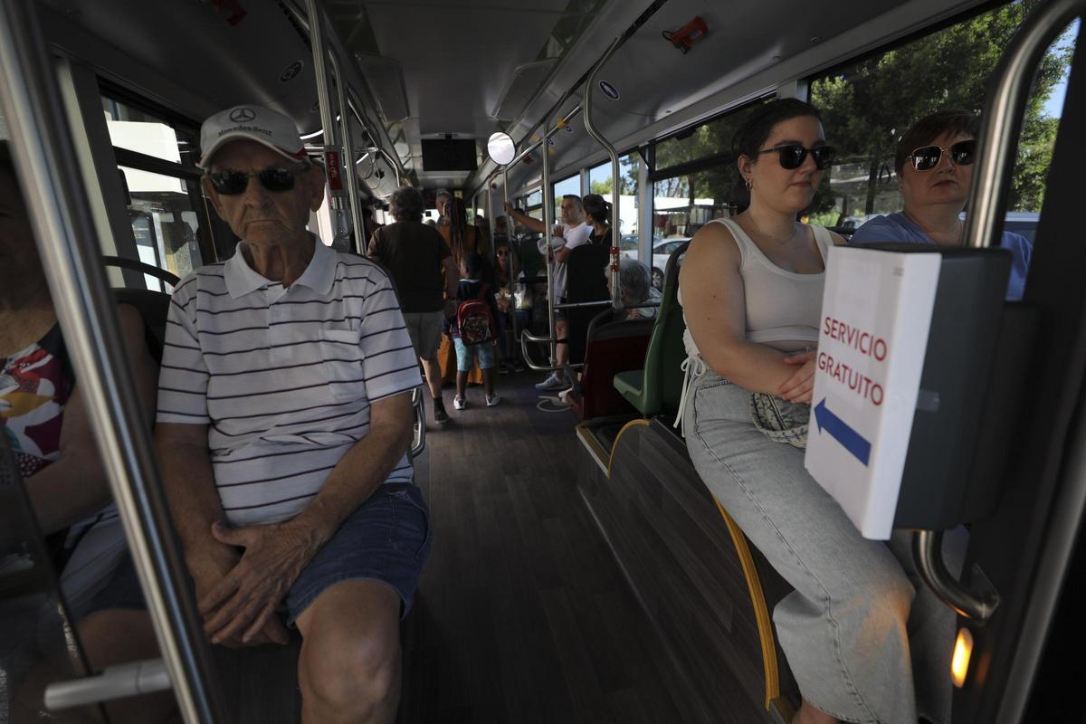 Ciudadanos en un autobús urbano de Elche este pasado verano