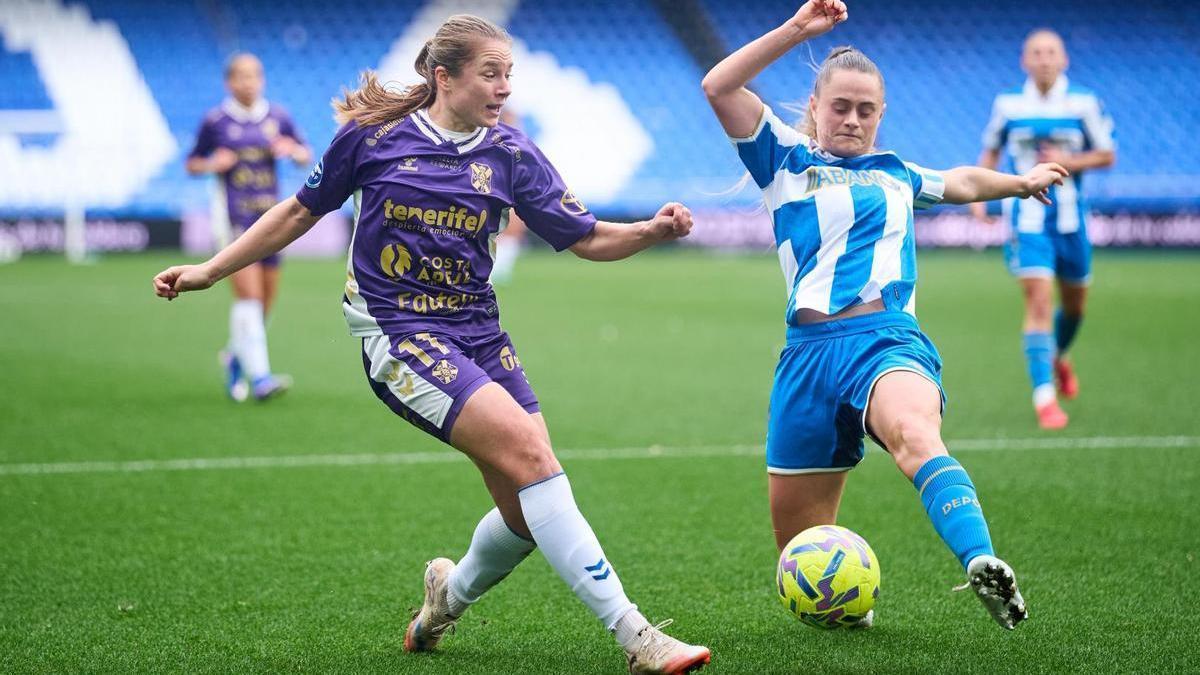 Aleksandra Zaremba intenta colocar un centro en el partido de la primera vuelta.
