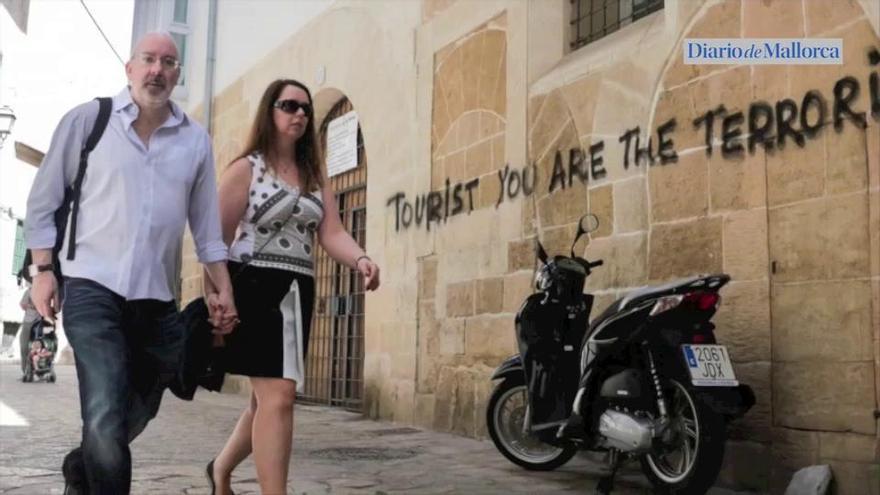 Pintadas contra el turismo en Palma