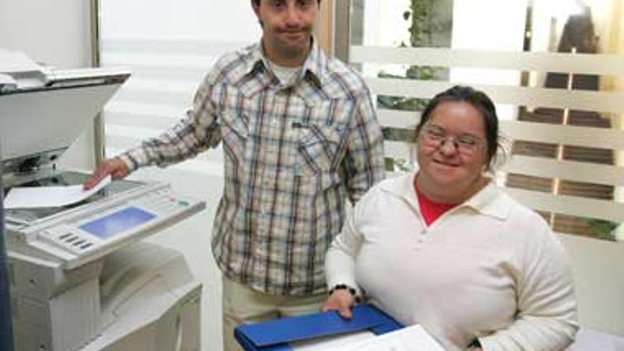 Dos jóvenes con síndrome de down se incorporan a trabajar en la Diputación de Badajoz