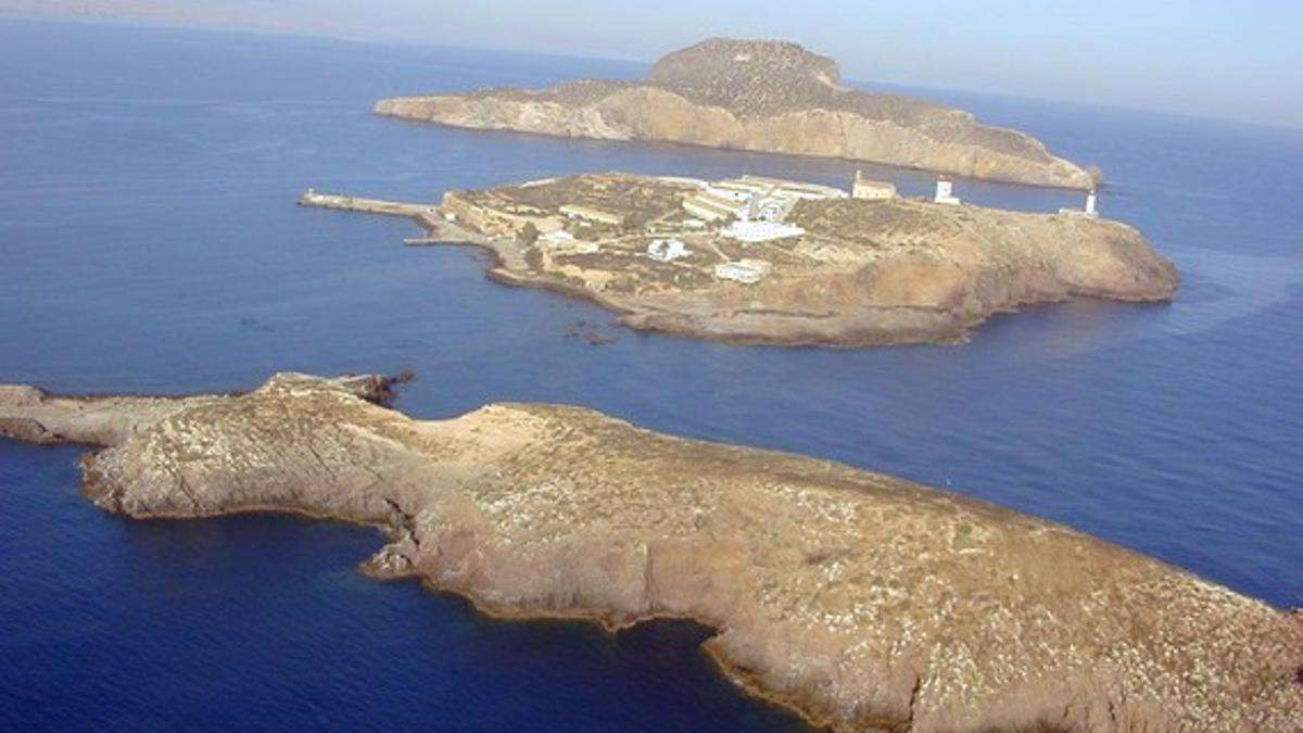 Las islas Chafarinas, con la isla del Congreso al fondo.