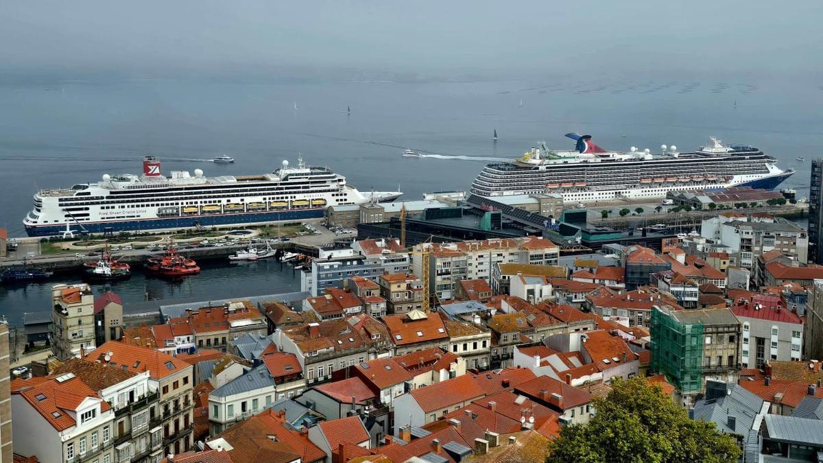 «Borealis» y «Carnival Legend», esta mañana en el Muelle de Trasatlánticos de Vigo.