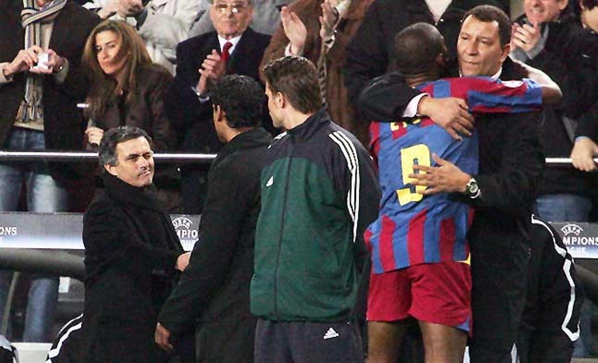 Complicitat. Mourinho saluda Rijkaard a l’acabar l’enfrontament de tornada dels quarts de final de la Lliga de Campions entre el Barça i el Chelsea, mentre Etoo s’abraça a Ten Cate. 7 de març del 2006.