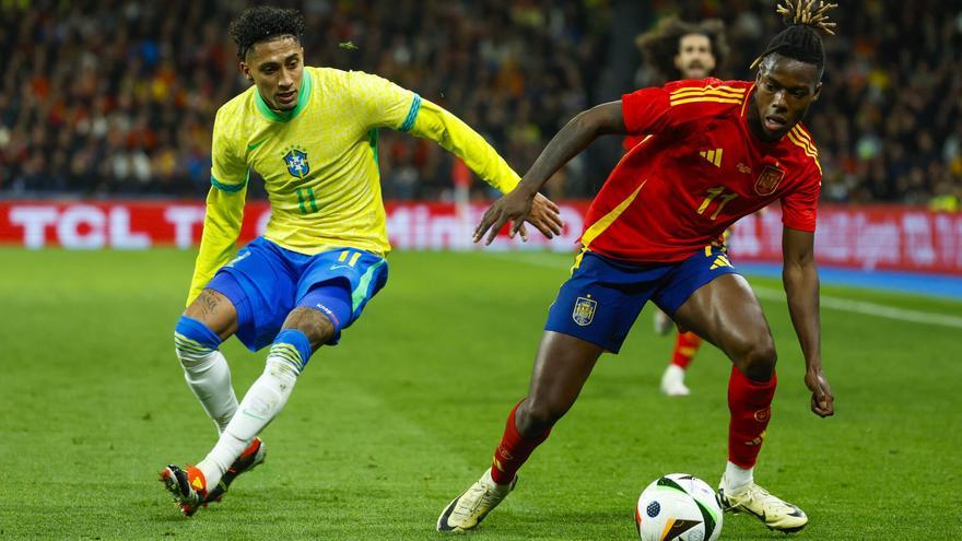 Raphinha, jugador del Barcelona e internacional con Brasil; frente a Nico Williams, futbolista del Athletic y de la selección española.