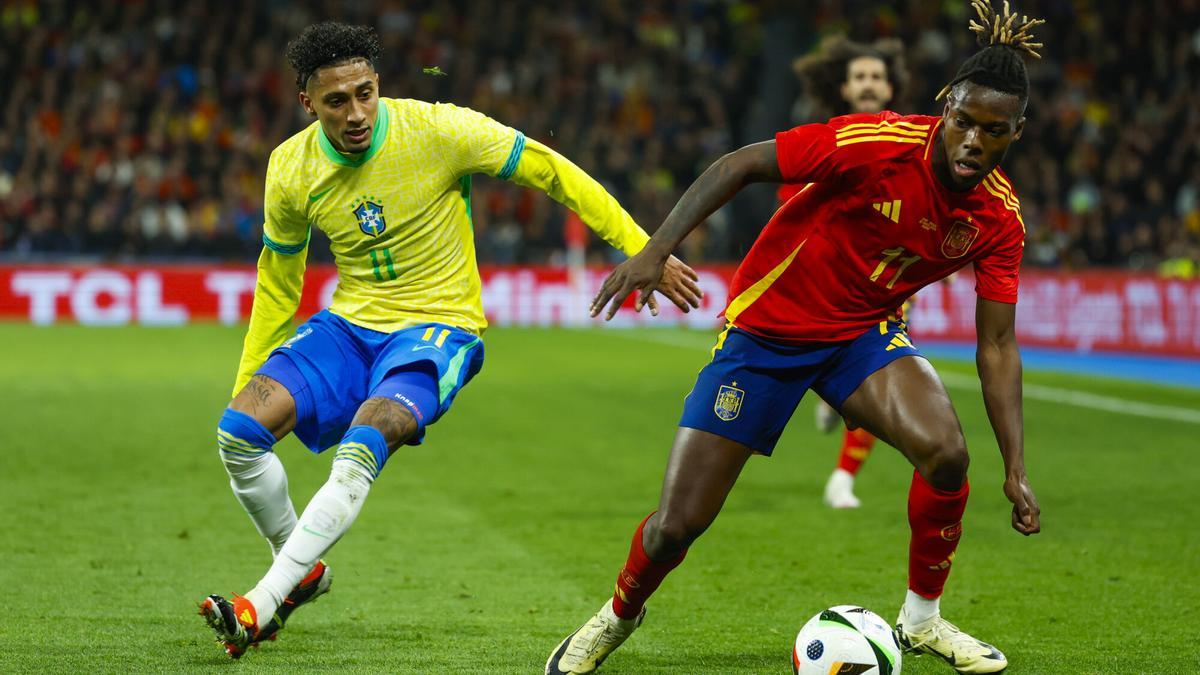 Raphinha, jugador del Barcelona e internacional con Brasil; frente a Nico Williams, futbolista del Athletic y de la selección española.