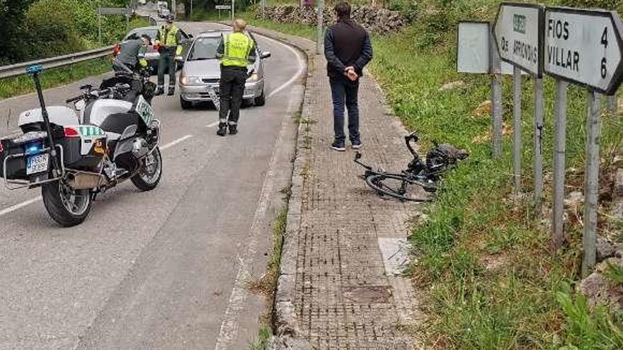 La Guardia Civil, con el vehículo y la bicicleta siniestrados.