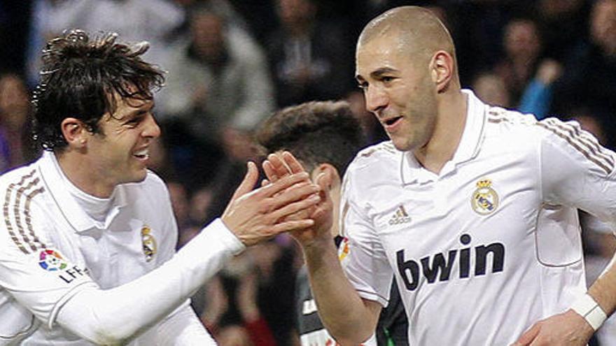 Kaka y Benzema celebran el primer gol del francés.