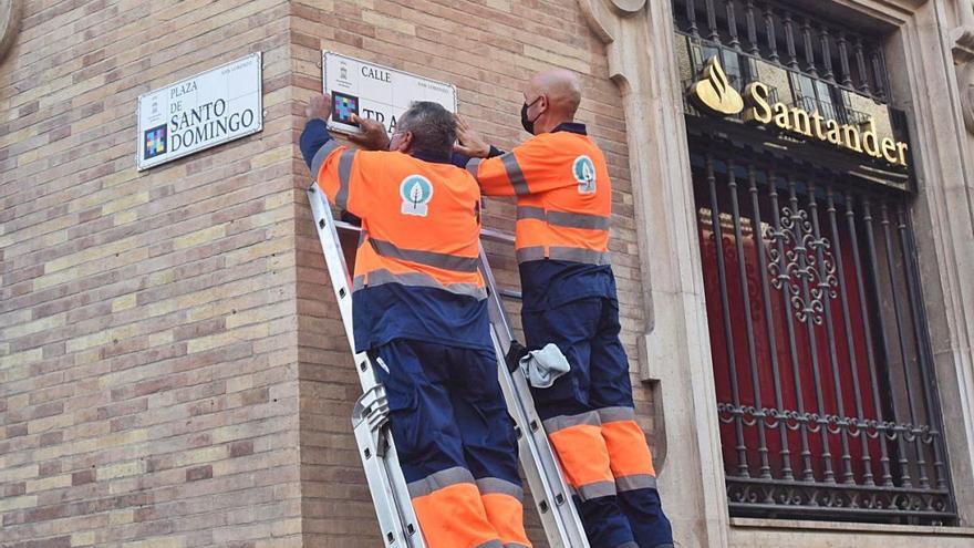 Dos operarios colocaron ayer las placas inteligentes en Santo Domingo y Trapería.