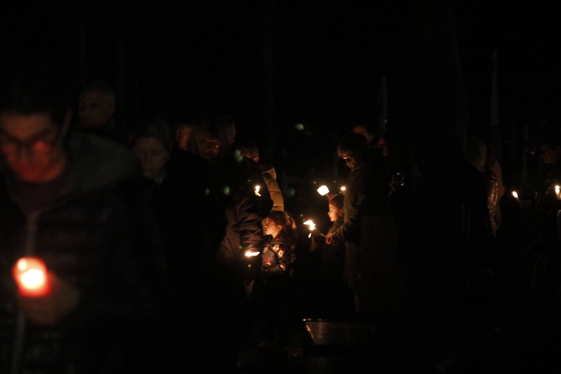 La procesión de las ánimas recorre el cementerio de San Atilano de Zamora con motivo de la noche de Difuntos y con la única iluminación de velas o faroles