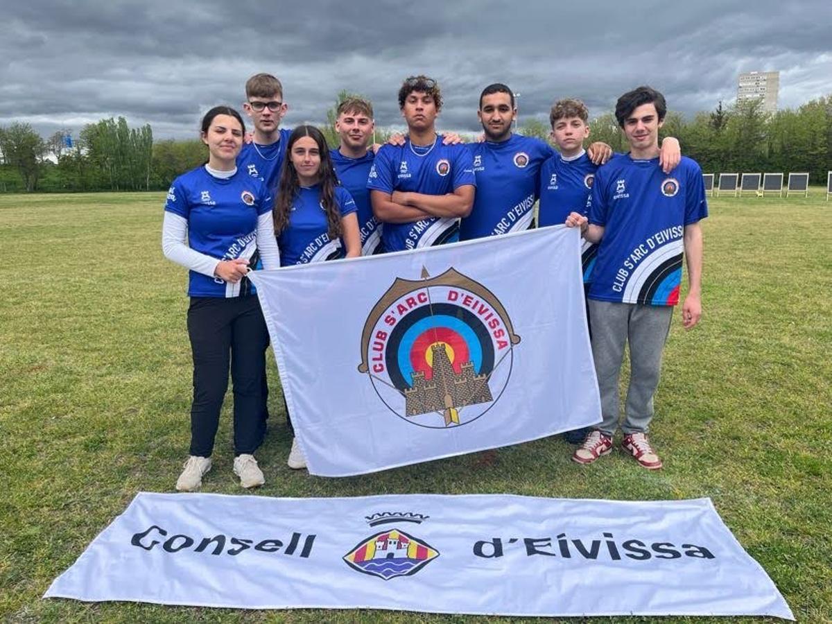 Arqueros del Club S´arc d´Eivissa posan durante el Gran Premio Promesas Iberdrola