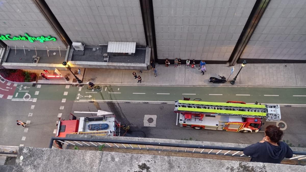 Momento en el que los bomberos trabajaban en la zona.