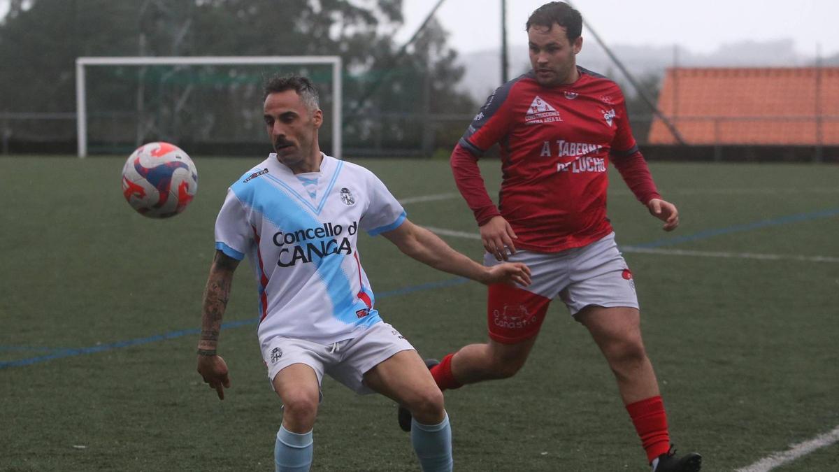 Aarón Paredes trata de controlar el balón en un partido anterior.