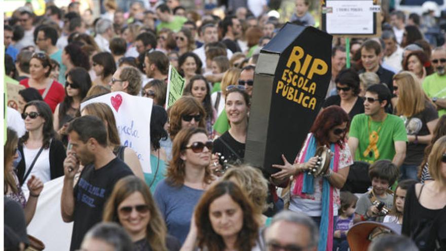 Un ataúd destaca en mitad de la multitud de profesores, padres y alumnos en la manifestación contra la Lomce y la TIL.